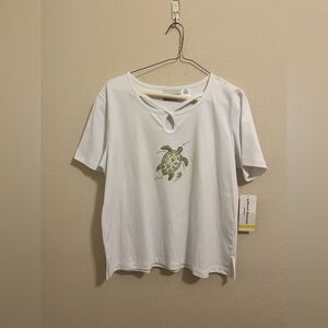 Alfred Dunner White and Green Turtle Graphic Women's Tee